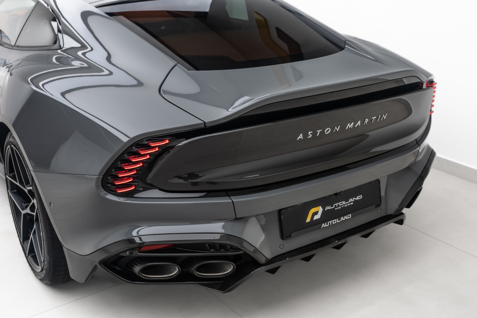 2025 ASTON MARTIN VANQUISH. FULL CARBON.
